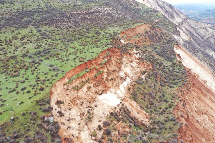 Adıyaman'daki Çekirge Dağı'nda yarık ve yer kayması oluştu