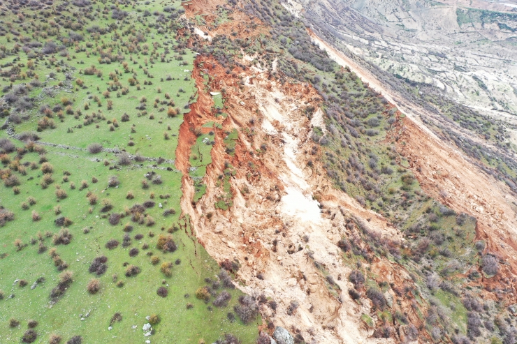 Adıyaman'daki Çekirge Dağı'nda yarık ve yer kayması oluştu