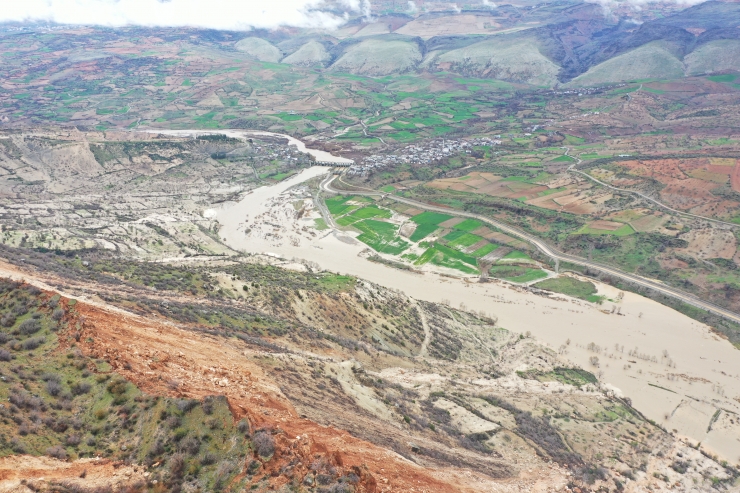 Adıyaman'daki Çekirge Dağı'nda yarık ve yer kayması oluştu