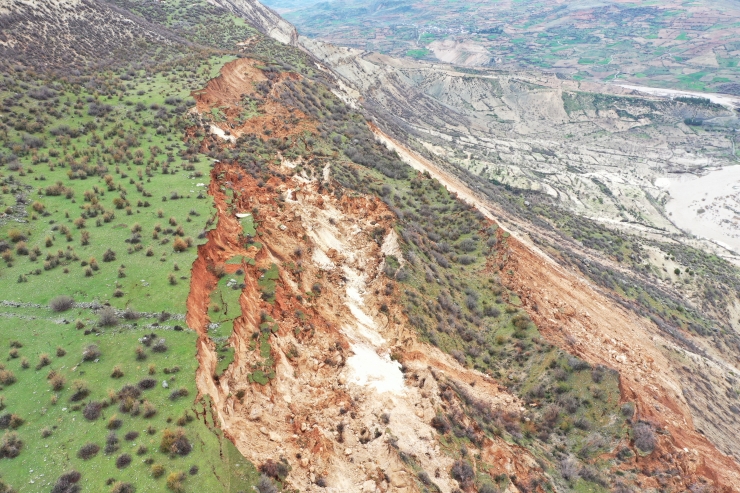 Adıyaman'daki Çekirge Dağı'nda yarık ve yer kayması oluştu