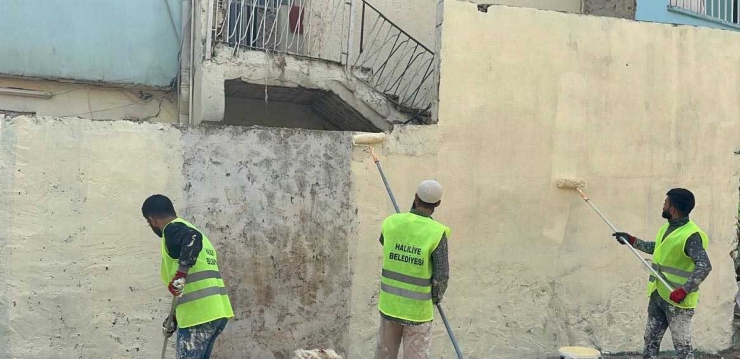 Şanlıurfa'da selden zarar gören evlerin duvarları boyanmaya başlandı