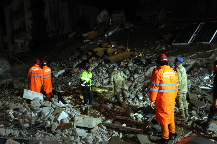 GÜNCELLEME - Adıyaman'da ağır hasarlı 3 katlı bina kendiliğinden çöktü