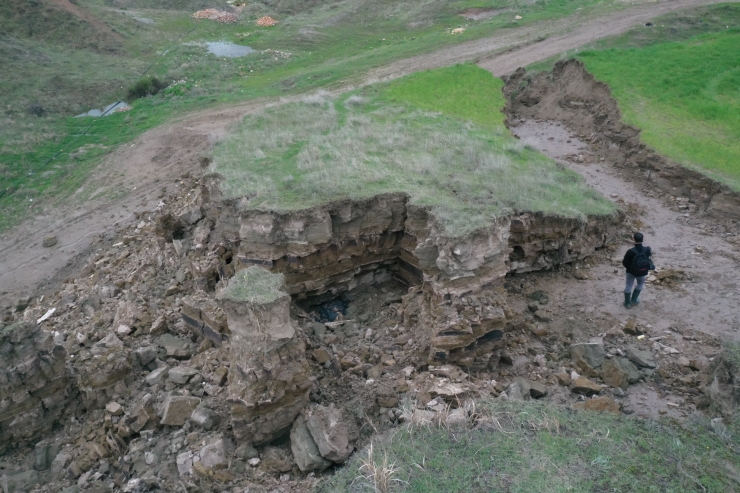Adıyaman'da depremlerin ikiye böldüğü tepelik alan dronla görüntülendi