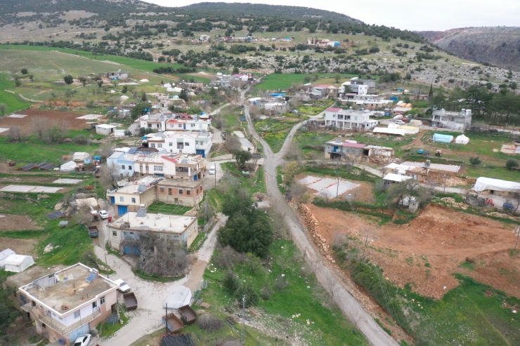 Adıyaman'da depremlerin ikiye böldüğü tepelik alan dronla görüntülendi