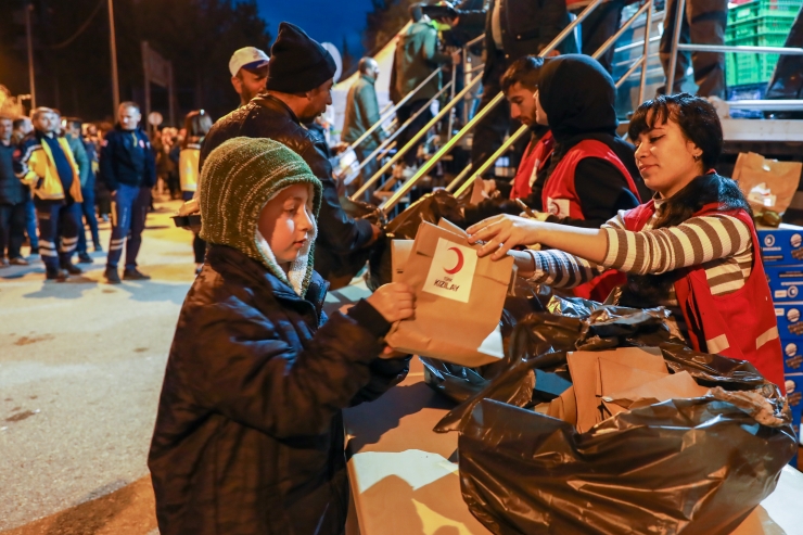 Adıyaman'da Türk Kızılay, yardımları gönüllülerle el ele depremzedelere ulaştırıyor