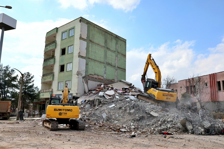 Adıyaman'da enkaz kaldırma ve yıkım çalışmaları sürüyor