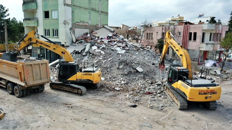 Adıyaman'da enkaz kaldırma ve yıkım çalışmaları sürüyor