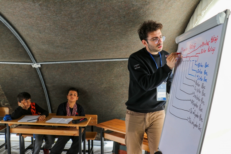 Matematik bölümü akademisyenleri Adıyaman'daki depremzede çocuklara ders veriyor