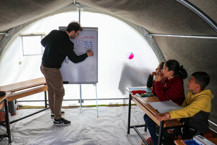 Matematik bölümü akademisyenleri Adıyaman'daki depremzede çocuklara ders veriyor