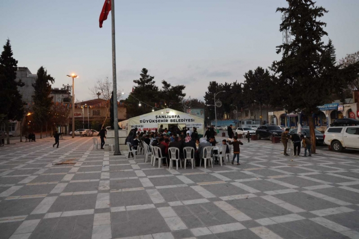 Şanlıurfa'da 14 iftar çadırında vatandaşlara hizmet veriliyor