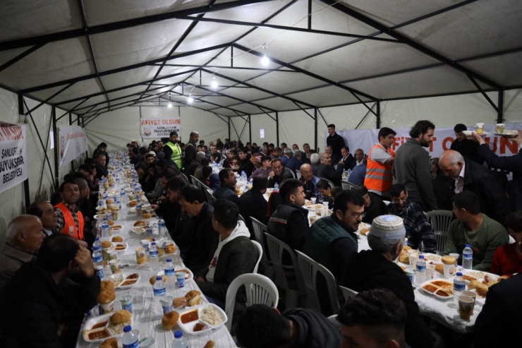 Şanlıurfa'da 14 iftar çadırında vatandaşlara hizmet veriliyor