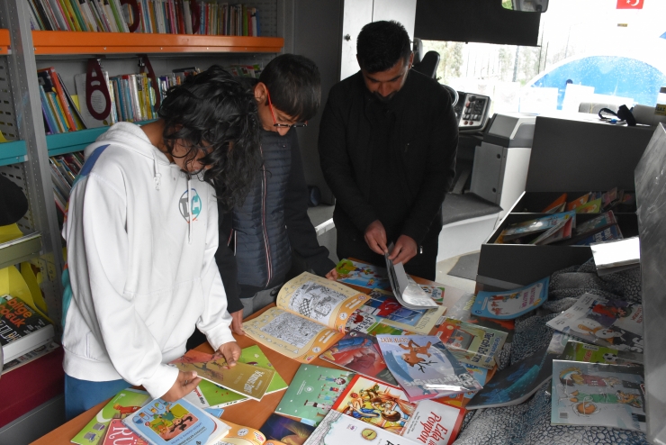 Adıyaman'da depremzede çocuklar gezici kütüphanede kitap okuyup oyunlar oynuyor