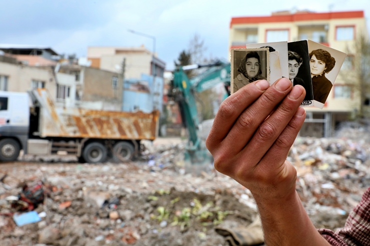 Depremde ölenlerden geriye kalan fotoğraf ve bazı özel eşyaları komşuları saklıyor