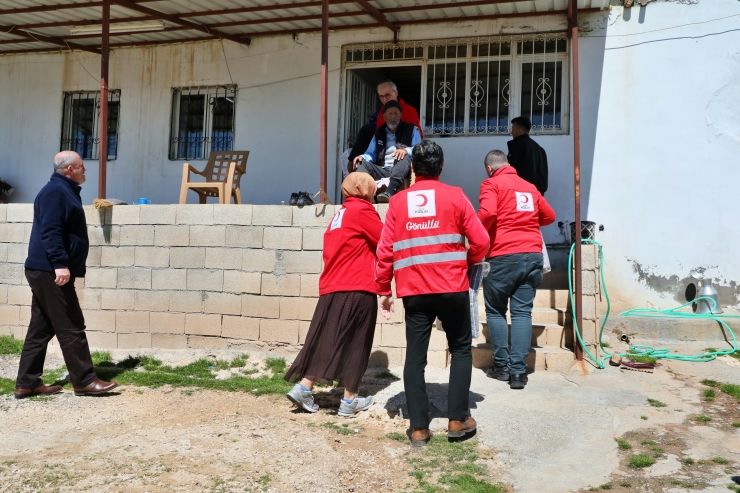 Türk Kızılay deprem bölgesinde köylere mobil ekiplerle ulaşıyor